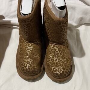 UGG 3 Kids Classic II Sparkle Leopard Boots in ugg tan with gold accents euc